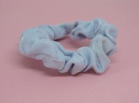 lichtblauwe scrunchie